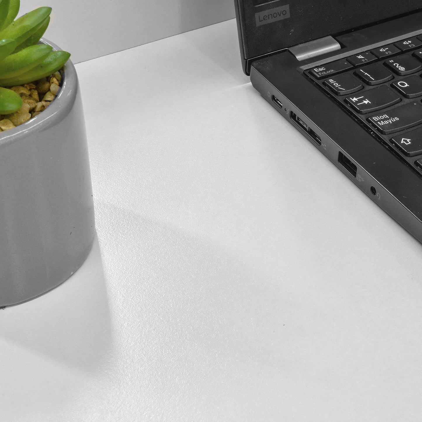 Escritorio con Entrepaño y Estantes Laterales