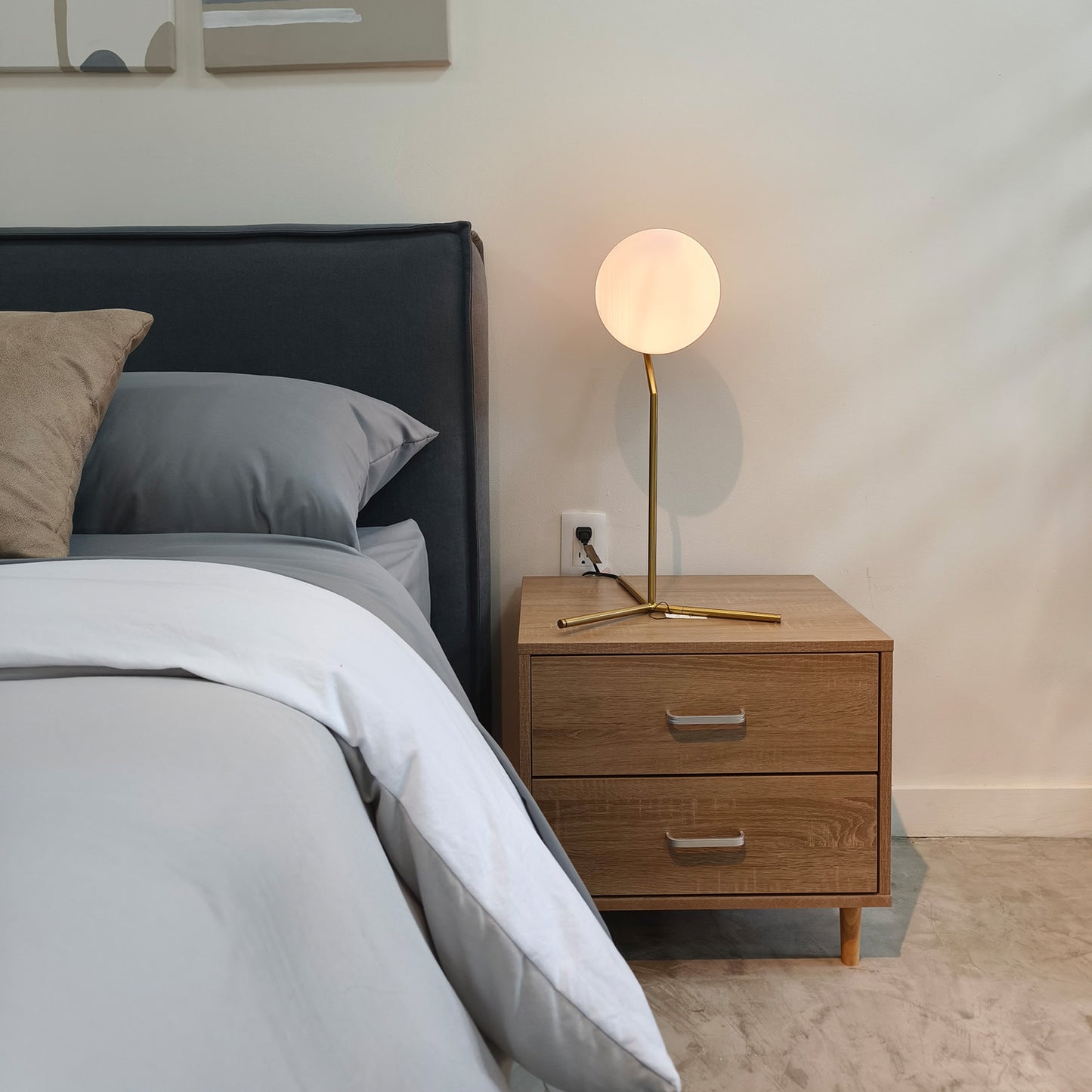 Lámpara de Mesa LED Esférica Base Dorada