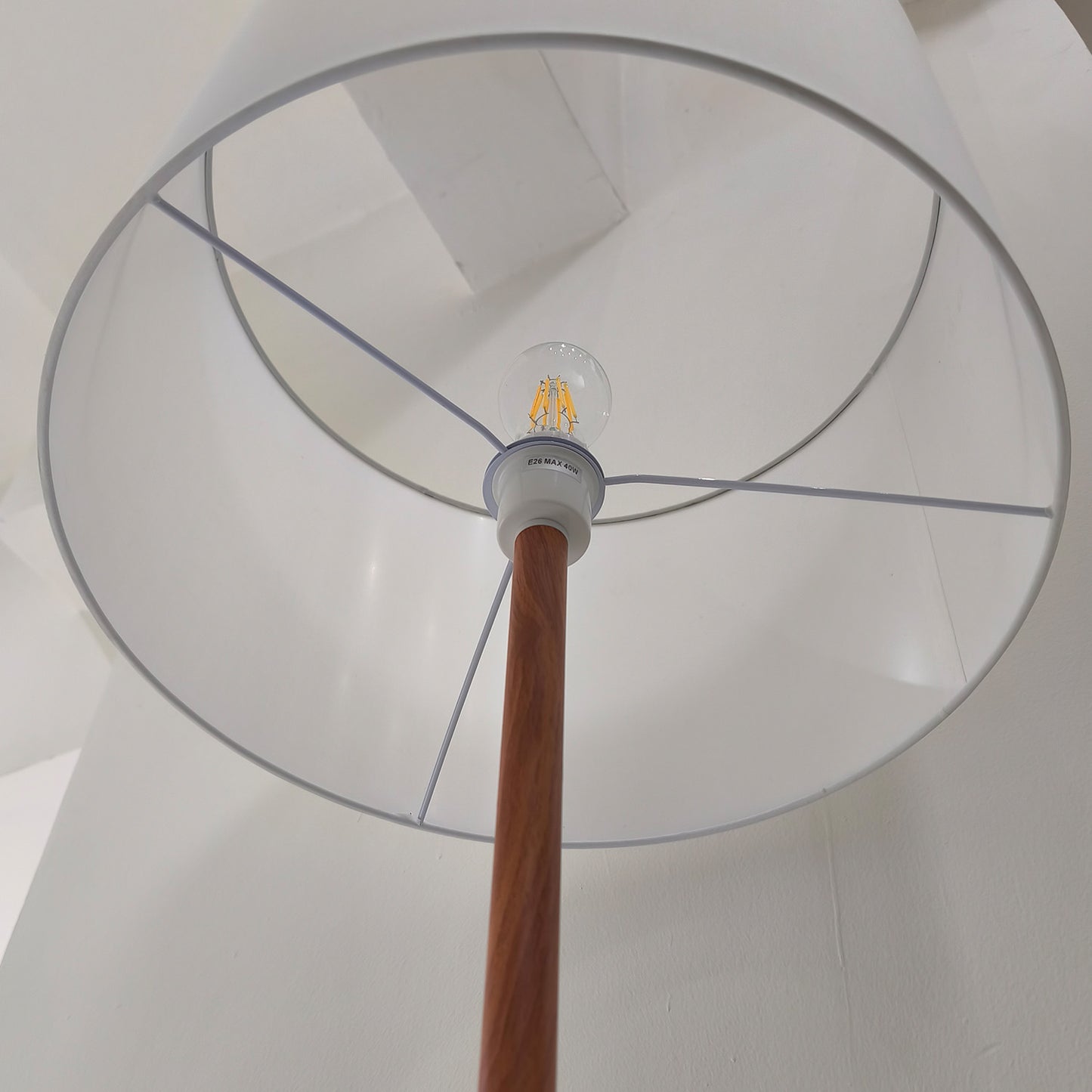 Lámpara de Pie LED Moderna Blanca Detalles Madera