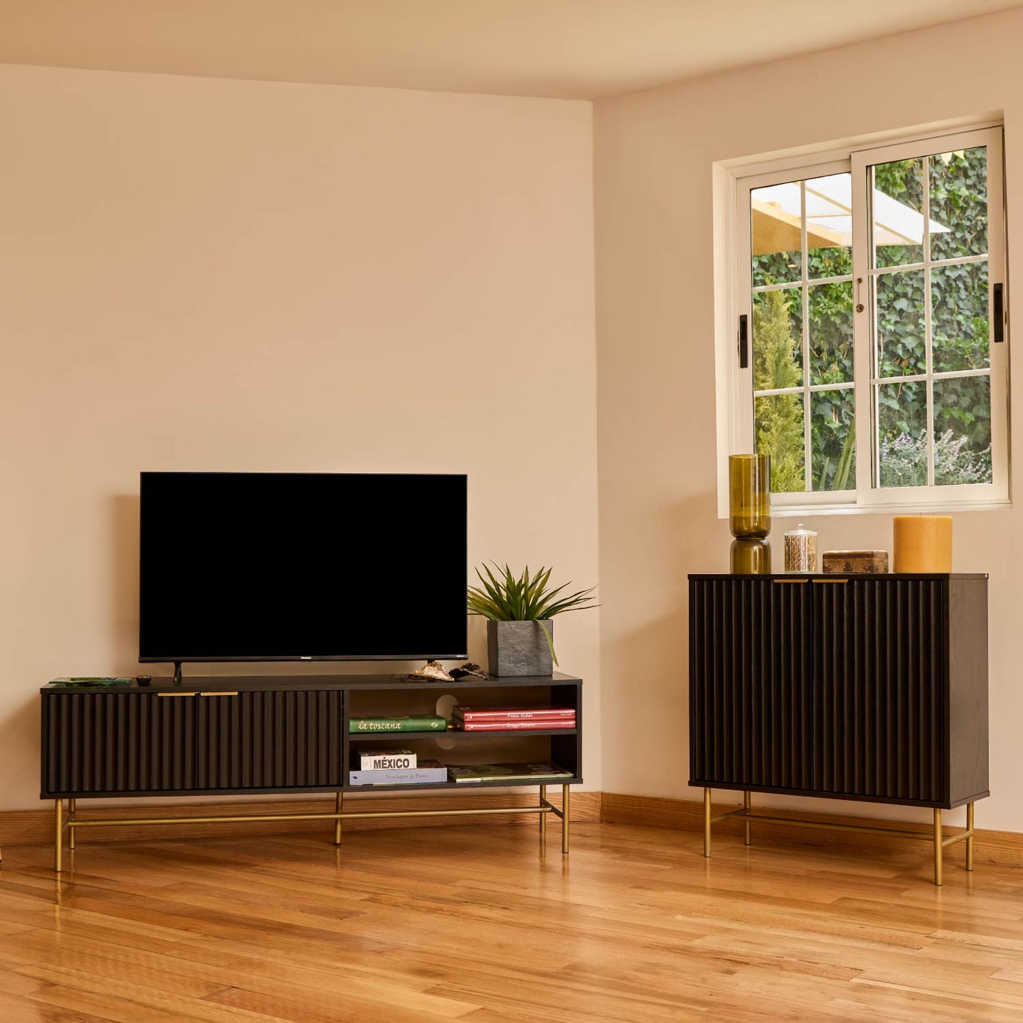 Aparador Bufetera Diseño Acanalado con Puertas Negro y Dorado