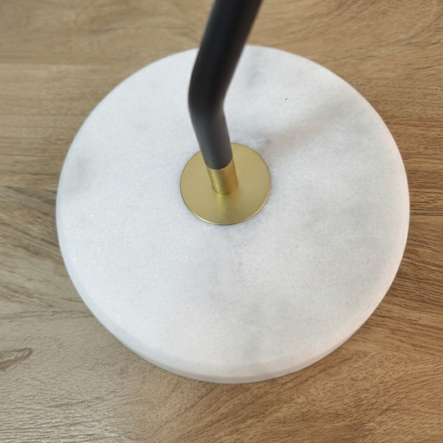 Lámpara de Mesa LED Moderna Negra Detalles Dorados