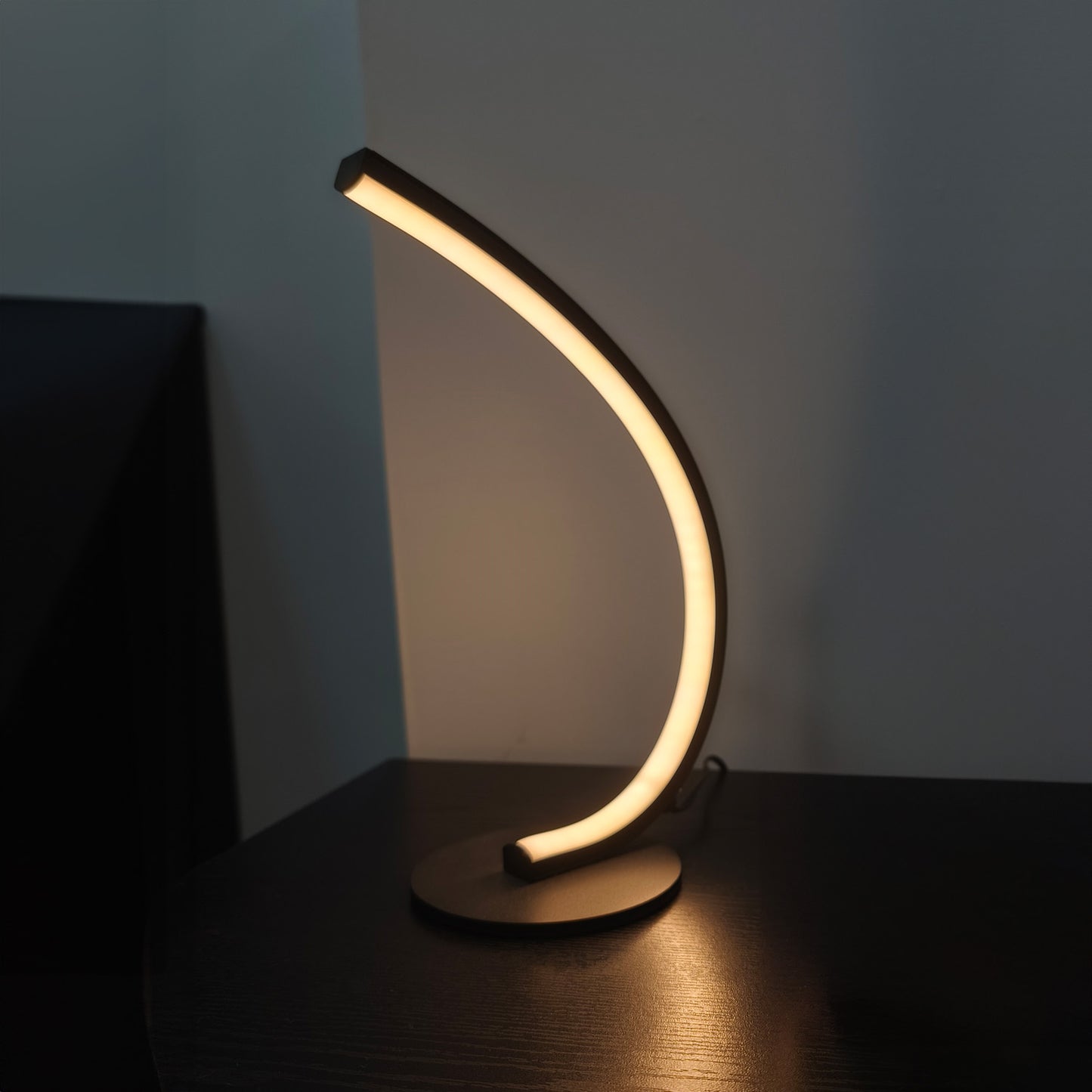Lámpara de Mesa LED Integrado Curva Negra