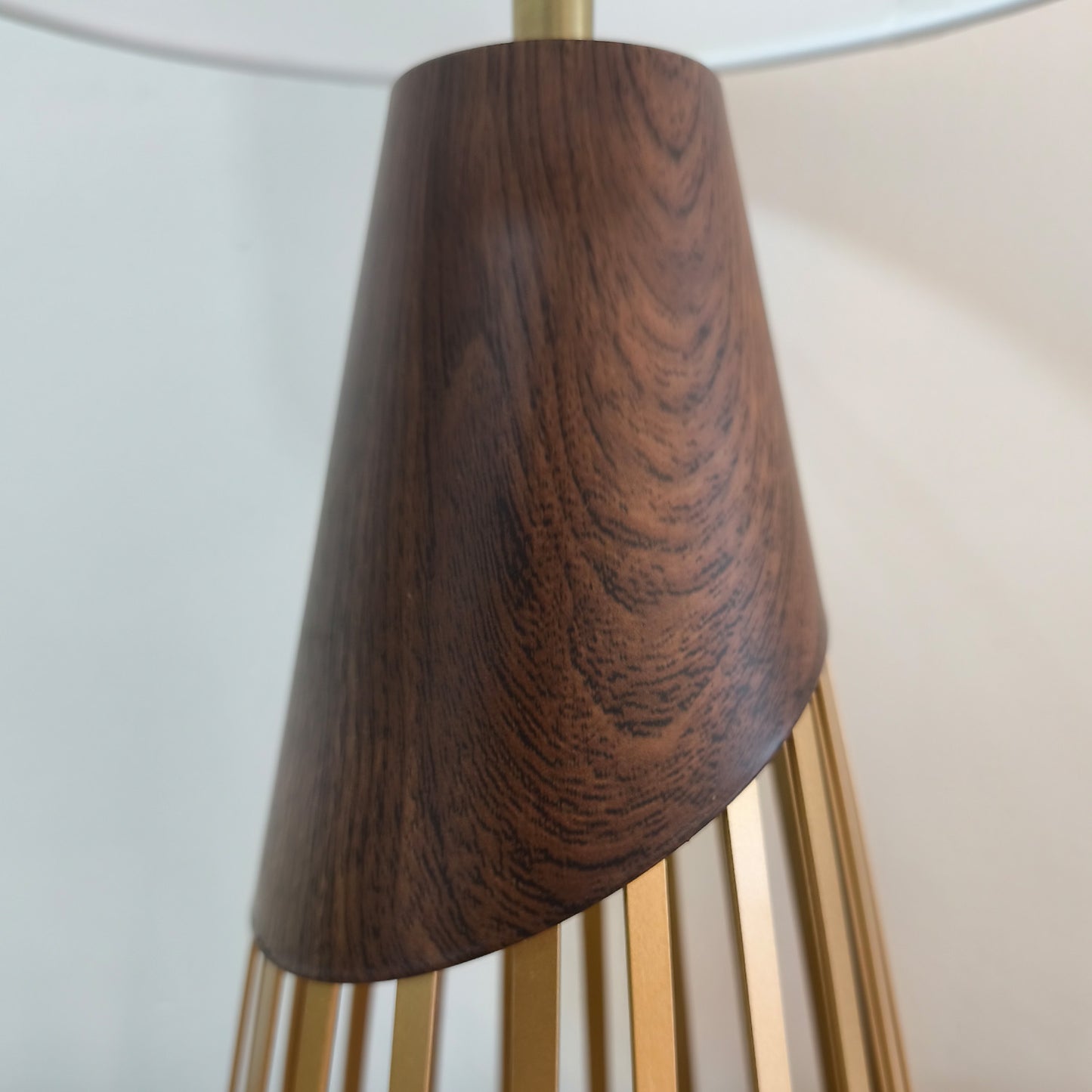 Lámpara de Mesa LED Base Varillada Dorada